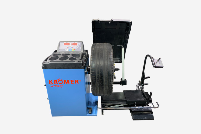 Equilibratrice per pneumatici RB82 blu compreso braccio ausiliario, freno a pedale, copertura per pneumatici