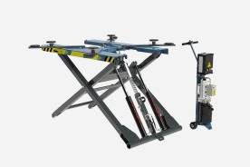Piattaforma elevatrice a forbice con pannello di controllo incorporato.