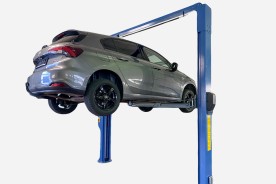 Blaue 2 Säulenhebebühne TP67 mit Fahrzeug. 