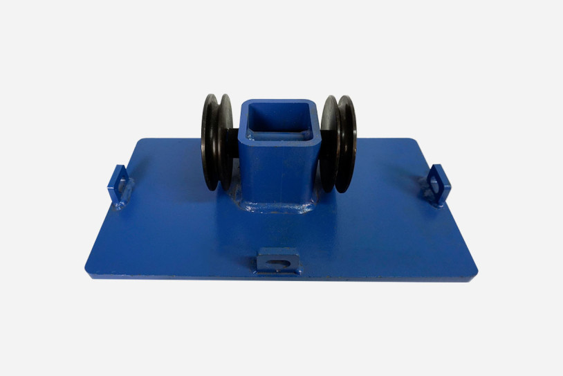 blaue Metallplatte mit zwei schwarzen Metall Umlenkrollen