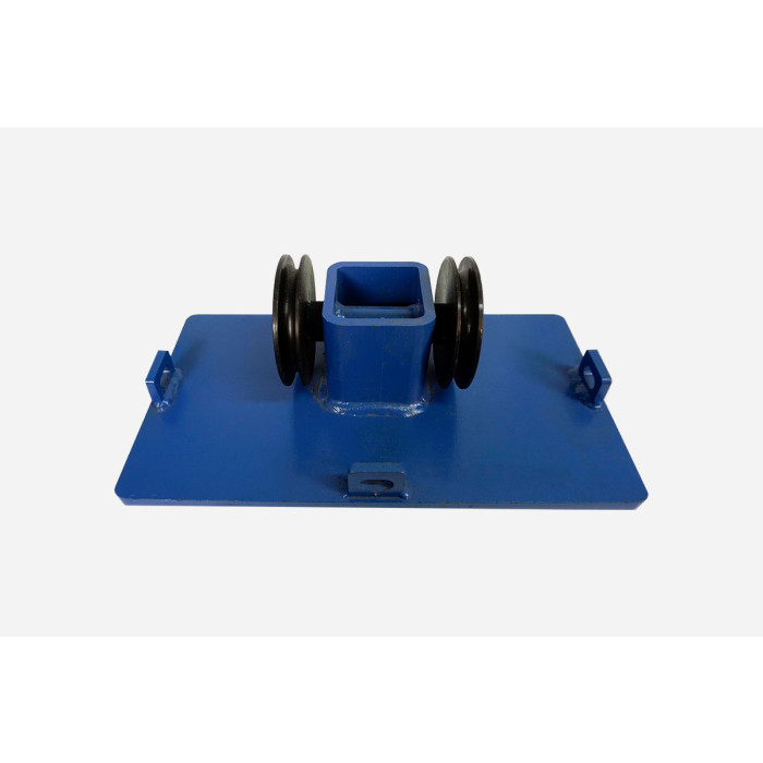 blaue Metallplatte mit zwei schwarzen Metall Umlenkrollen