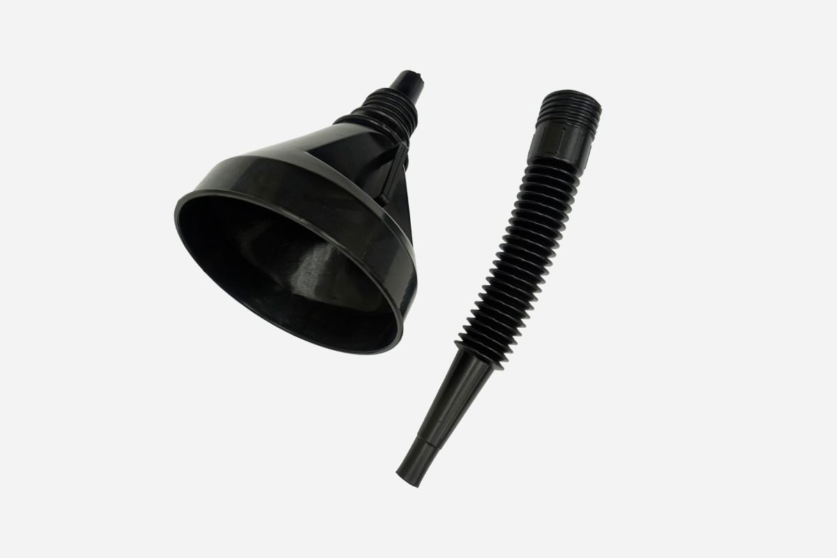 Imbuto per l'olio composto da 2 parti: imbuto e tubo flessibile